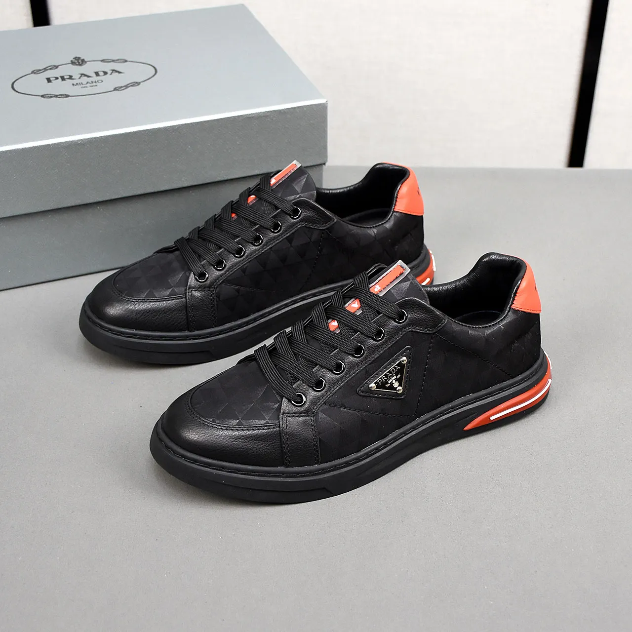 PP420🍄🍄🍄【Prada·PRADA】set off the audience! An international brand that is constantly innovating. This men's casual shoe is the original version. It is made of cowhide leather at a ratio of one to one at the store. It has leather feet and rubber non-slip outsole. It is breathable and comfortable. Quality speaks for itself. 👄38-44